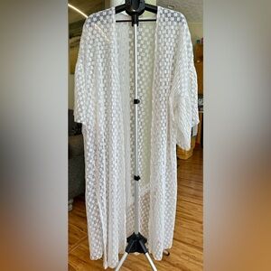 Elegant White Sheer duster lace open front NWOT kimono flutter SH/SLV Coverup